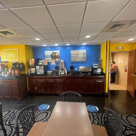 Days Inn & Suites By Wyndham Fort Pierce I-95 Exteriör bild