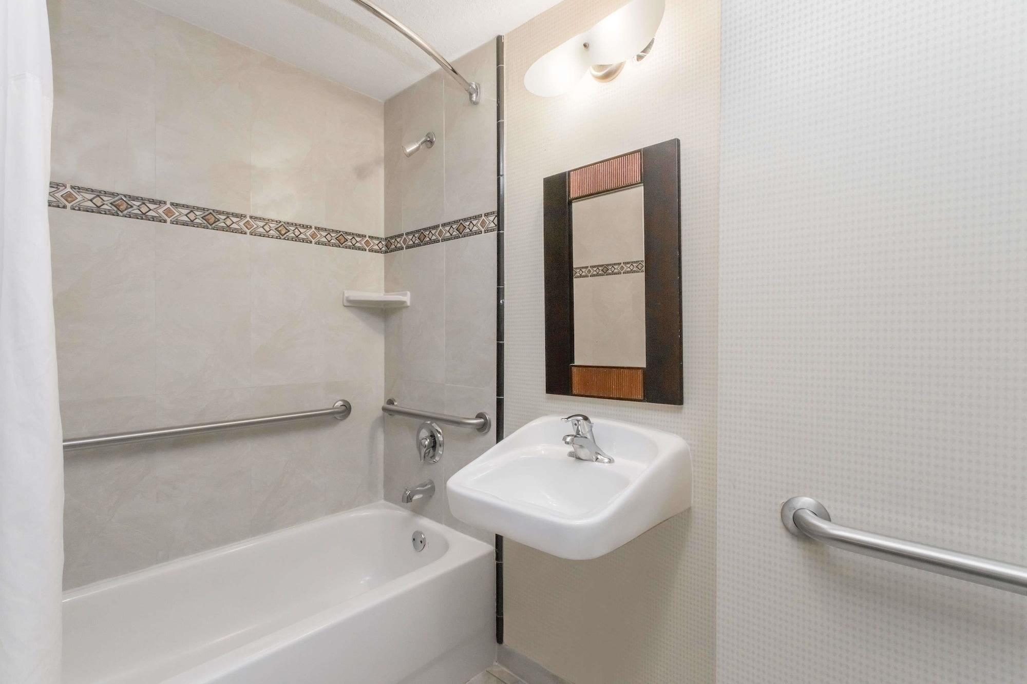 Days Inn & Suites By Wyndham Fort Pierce I-95 Exteriör bild