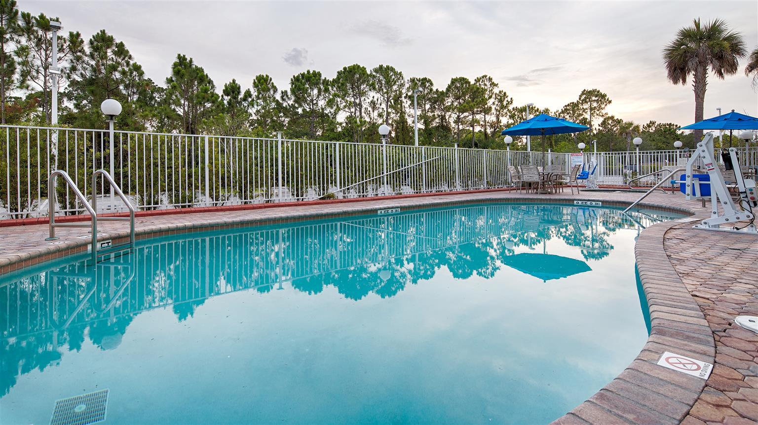 Days Inn & Suites By Wyndham Fort Pierce I-95 Exteriör bild