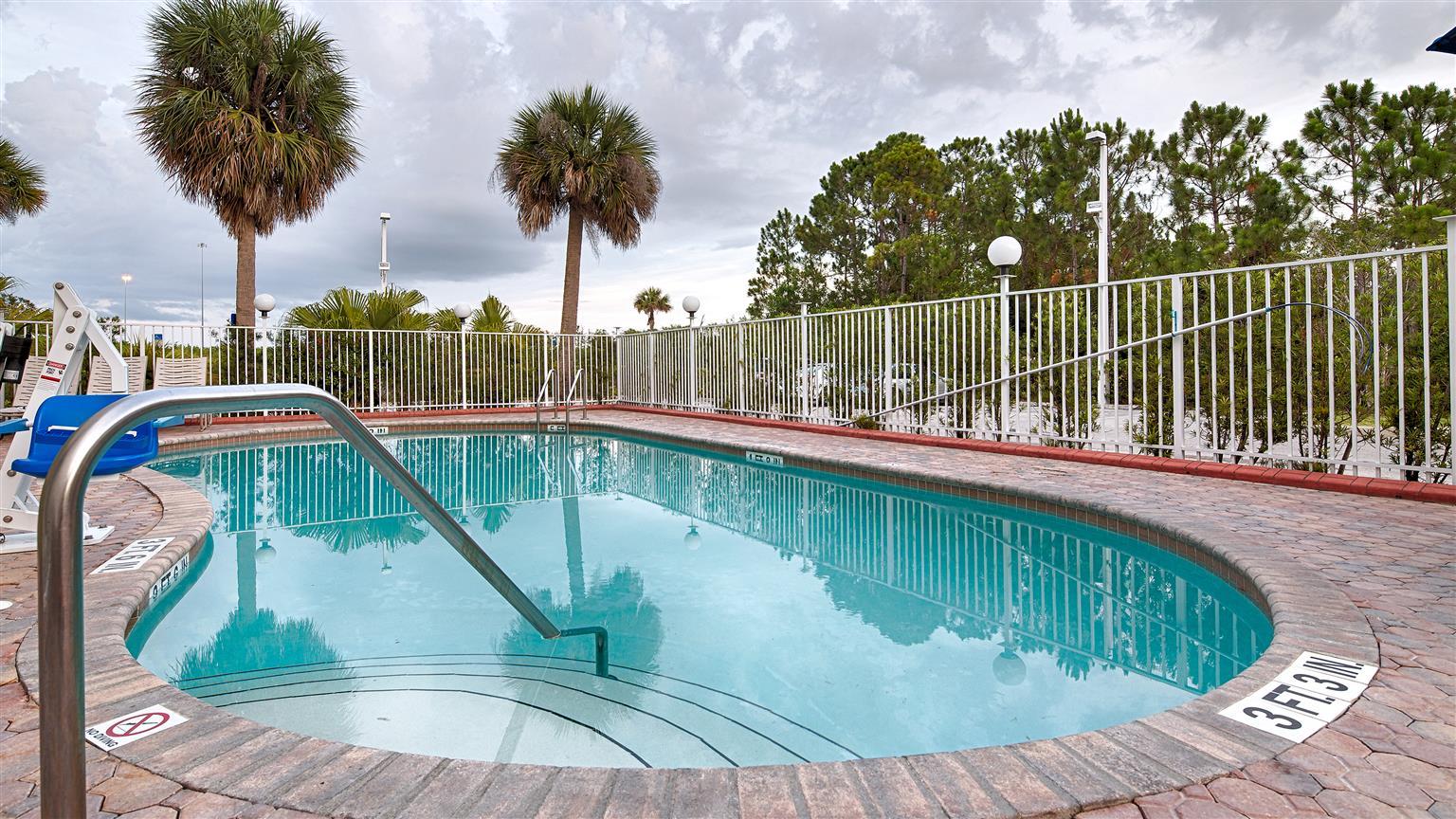 Days Inn & Suites By Wyndham Fort Pierce I-95 Exteriör bild