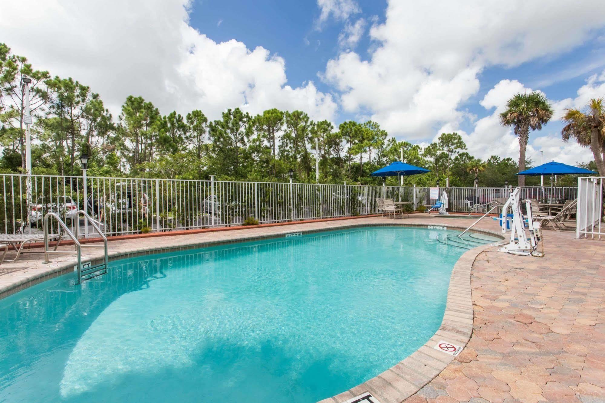 Days Inn & Suites By Wyndham Fort Pierce I-95 Exteriör bild