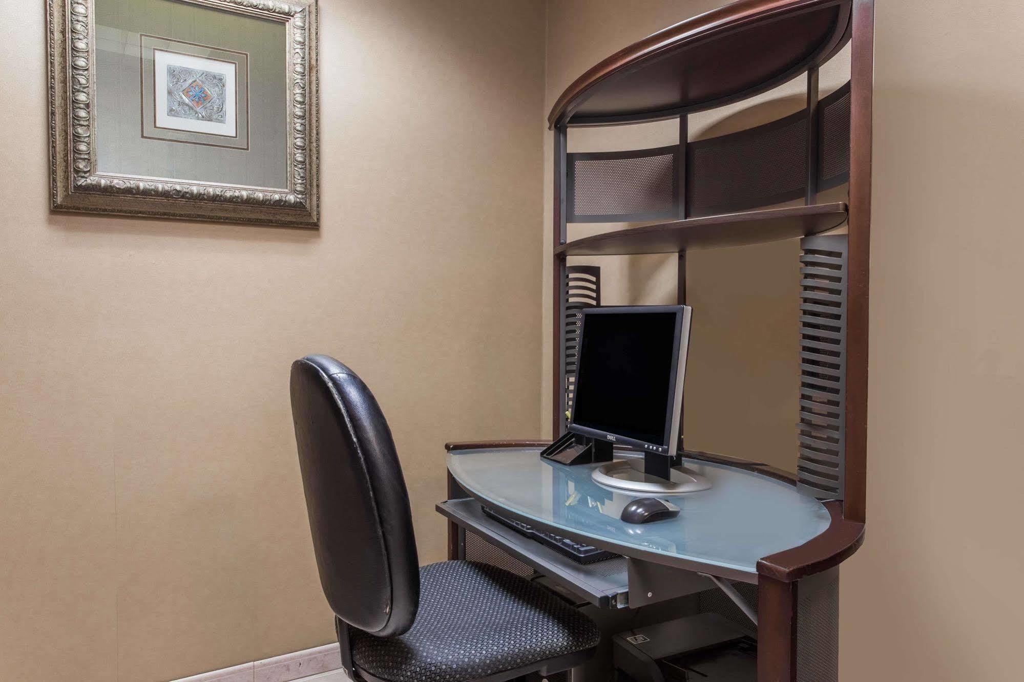 Days Inn & Suites By Wyndham Fort Pierce I-95 Exteriör bild