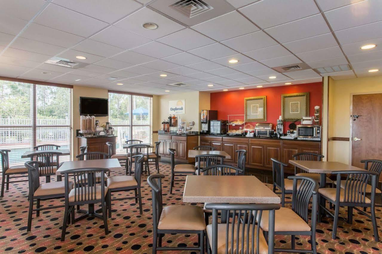Days Inn & Suites By Wyndham Fort Pierce I-95 Exteriör bild